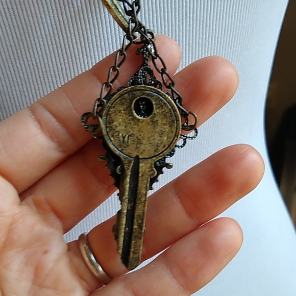 Free People mystery key pendant - Picture 4 of 6